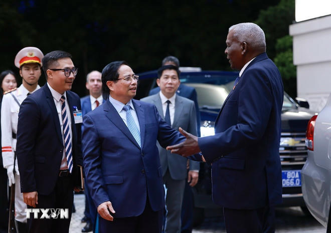 Thủ tướng Phạm Minh Chính đón Chủ tịch Quốc hội Cuba Esteban Lazo Hernández. (Ảnh: Dương Giang/TTXVN)