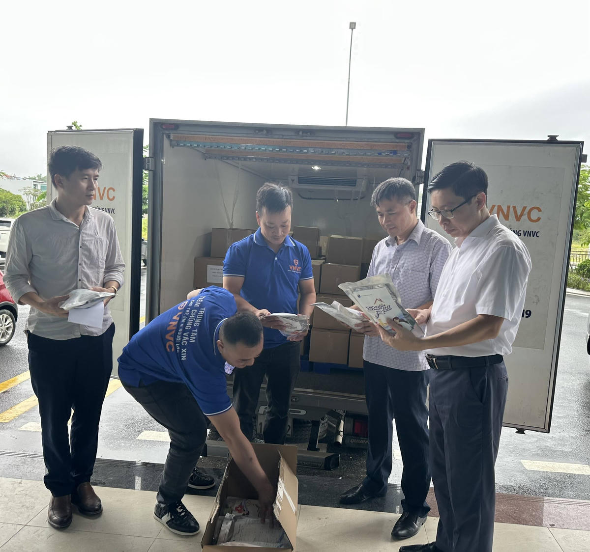 Phó Chủ tịch Thường trực Ủy ban MTTQ Việt Nam tỉnh Cao Bằng Vũ Khắc Quang bàn giao “Túi thuốc gia
đình” cho lãnh đạo Sở Y tế Cao Bằng. Ảnh: MTTQ Cao Bằng.