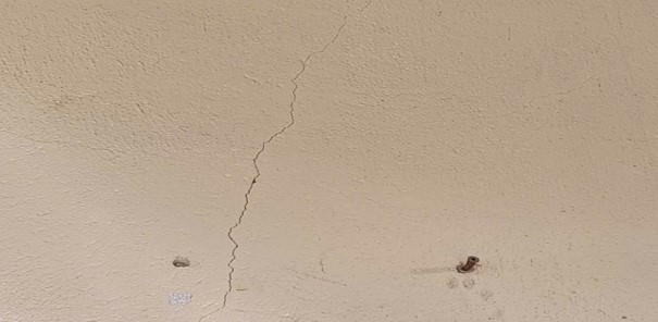 Tại điểm trường Đắk Lanh ở 2 phòng học cũng bị hiện tượng đứt gãy cấu
trúc của các tường bao quanh. Ảnh: CV.