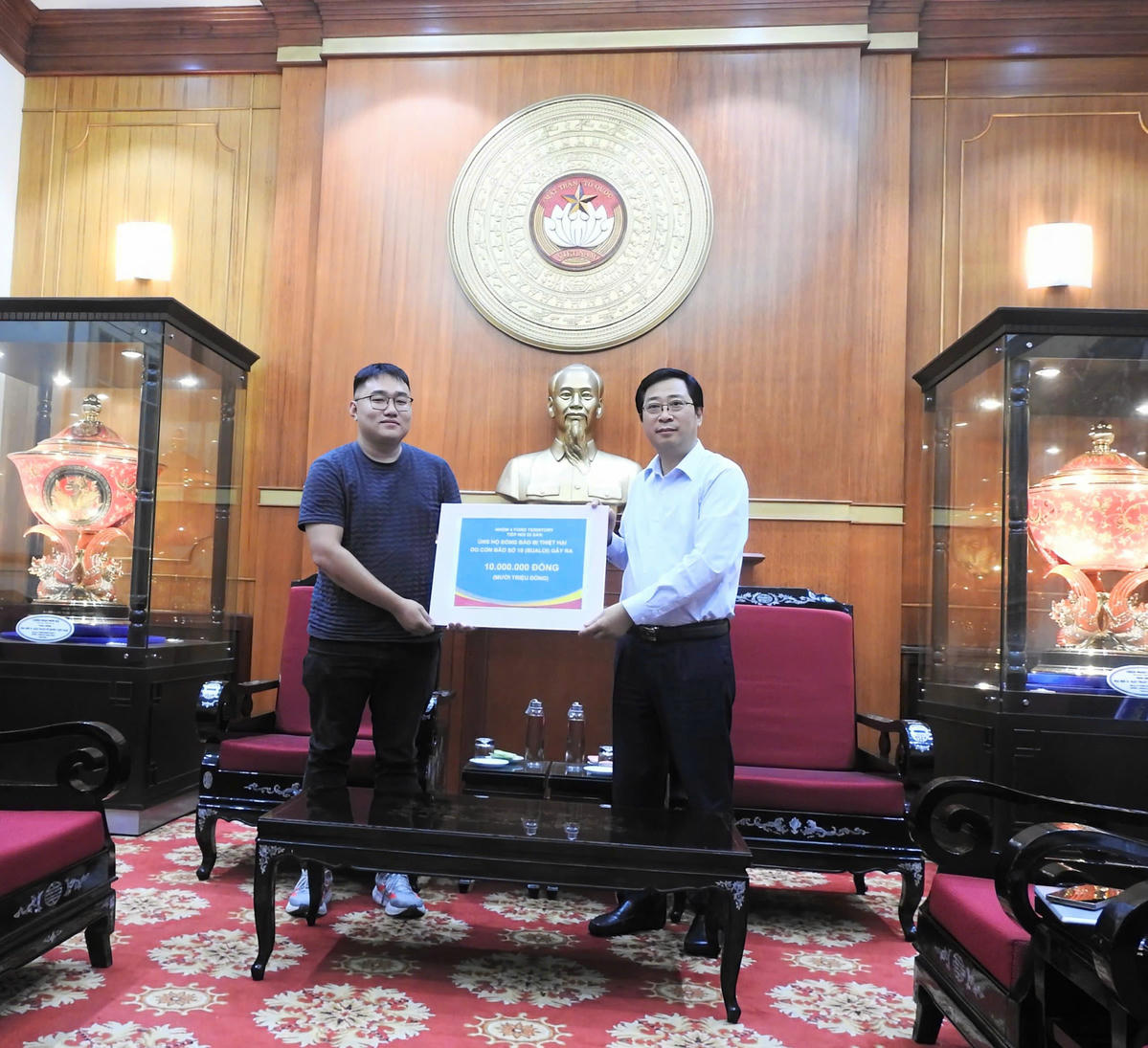 Ông Cao Xuân Thạo, Trưởng ban Công tác xã hội Cơ quan Ủy ban Trung ương MTTQ Việt Nam tiếp nhận ủng hộ từ Nhóm 4 Ford Territory Tiếp Nối Di sản. Ảnh: Văn Hoa.