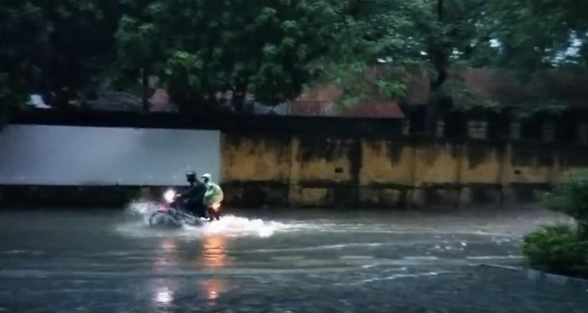 Mưa lớn gây ngập tại phố Thụy Khuê, khu vực trước cổng trường THCS Chu Văn An (Tây Hồ). Ảnh: NT