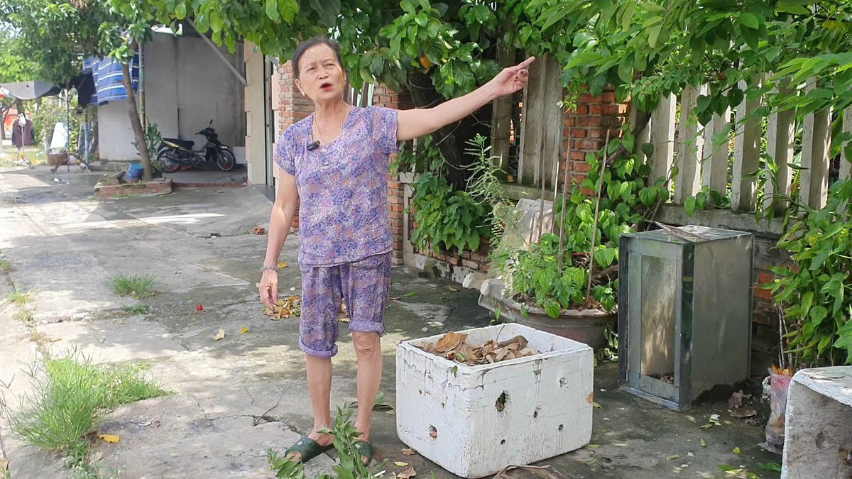 Bà Nguyễn Thị Đạo
chia sẻ tình hình rác thải ùn ứ bốc mùi hôi. Ảnh: Nguyễn Tín.