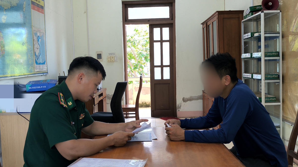 Lực lượng Đồn biên phòng Sơn Trà làm việc với chủ tàu chở khách ra biển câu mực trái phép. Ảnh: Đồn Biên phòng Sơn Trà.