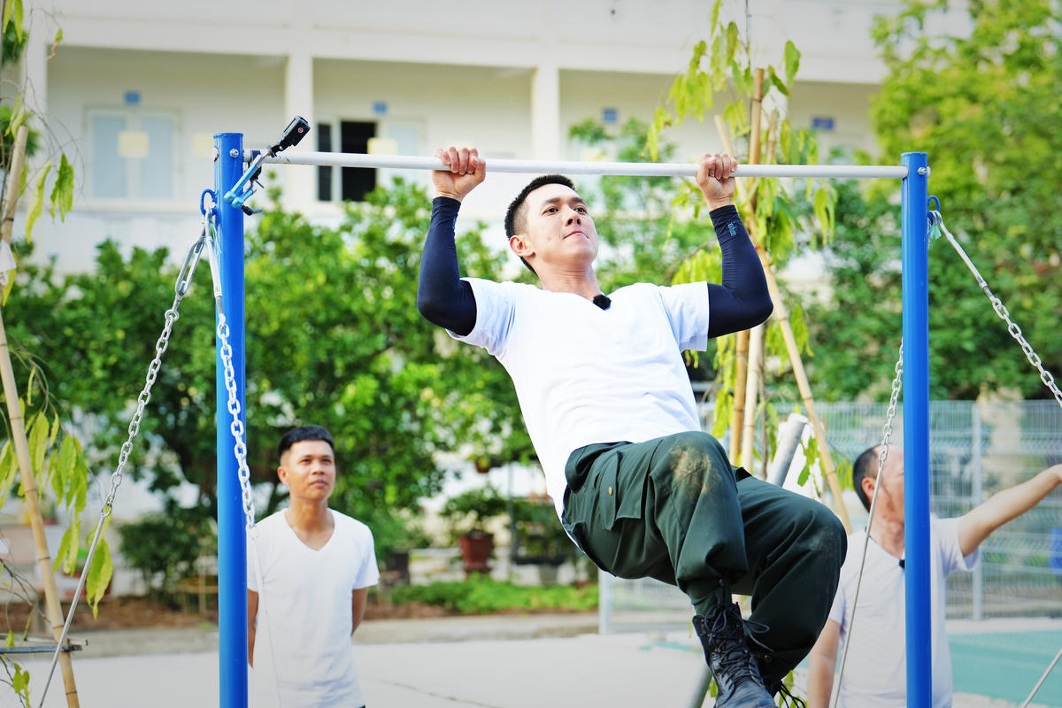 Song Luân nỗ lực trong bài tập thể lực. Ảnh: H.A.