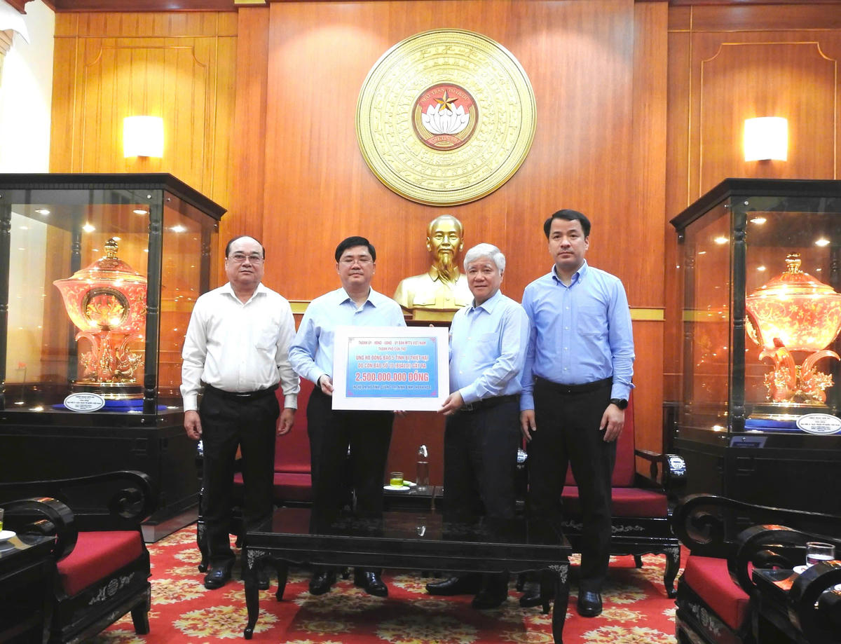 Chủ tịch Ủy ban Trung ương MTTQ Việt Nam Đỗ Văn Chiến tiếp nhận ủng hộ từ Thành uỷ, UBND, HĐND, MTTQ thành phố Cần Thơ. Ảnh: Văn Hoa.