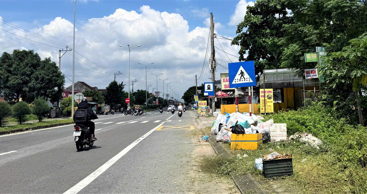 Rác thải dọc
tuyến đường ở phường Điện Bàn Bắc bốc mùi hôi. Ảnh: Chí Đại.