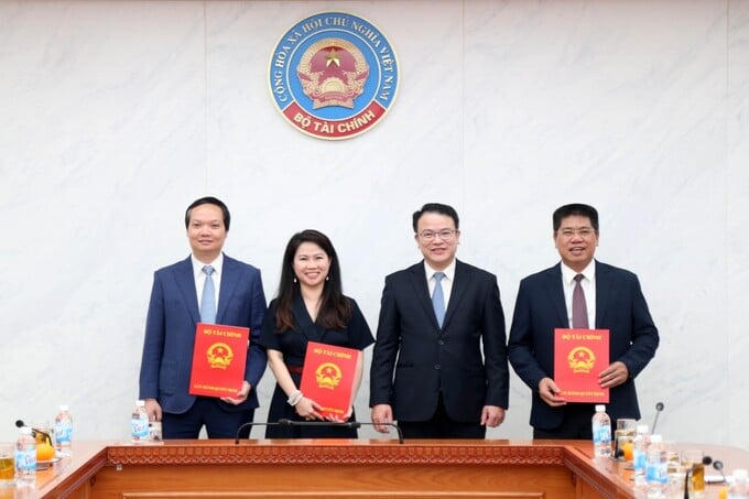 Thứ trưởng Bộ Tài chính Trần Quốc Phương trao quyết định. Ảnh: TBTC.