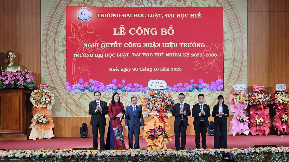 Lãnh đạo Đại học Huế tặng hoa chúc mừng PGS.TS Đoàn Đức Lương. Ảnh: H.D.