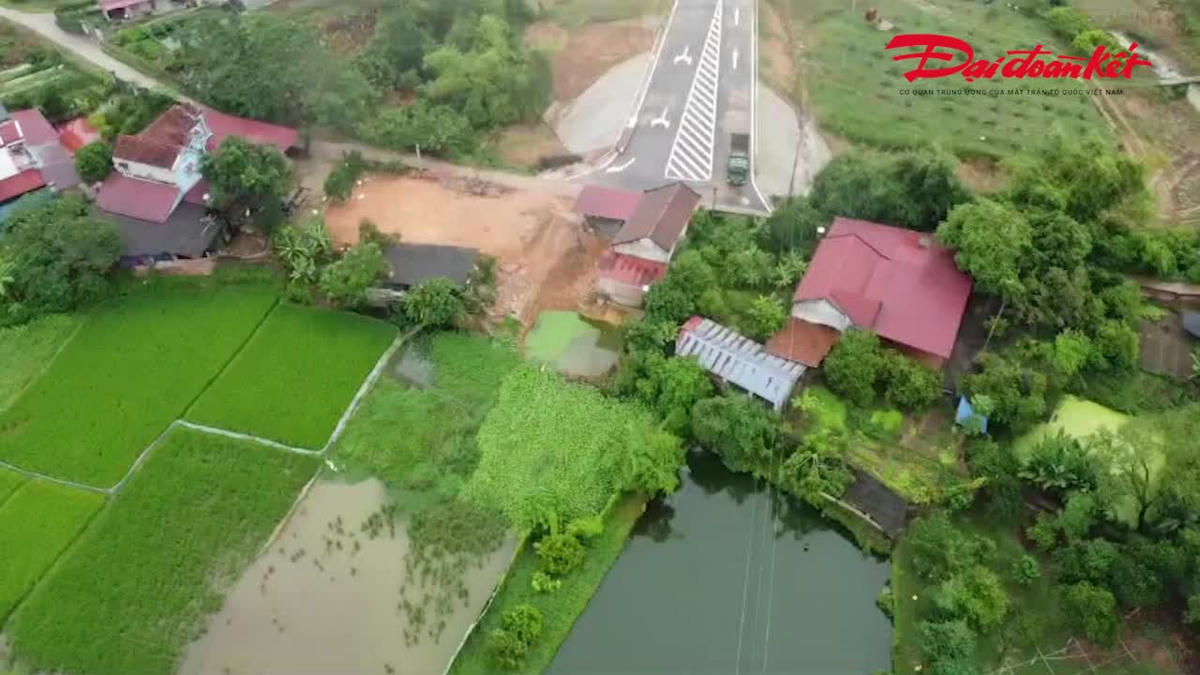 Một số nhà dân vẫn tồn tại đánh dấu kết thúc dự án do Ban Quản lý Dự án Đầu tư xây dựng công trình giao thông và nông nghiệp tỉnh Thái Nguyên làm chủ đầu tư. Ảnh: Toán Nguyễn.