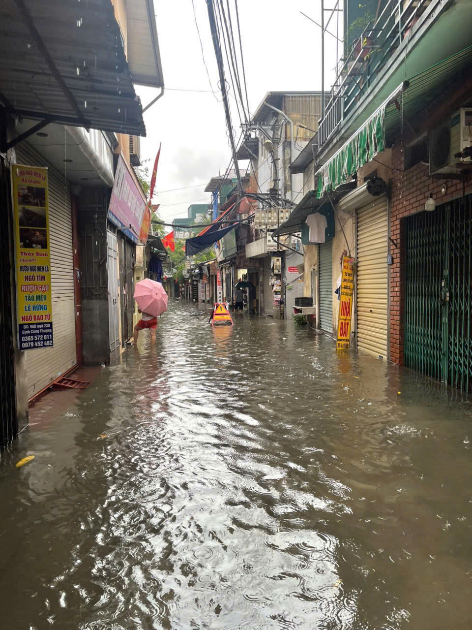 Tình trạng ngập sâu tại khu vực ngõ 230 Định Công Thượng, phường Định Công, TP Hà Nội.
