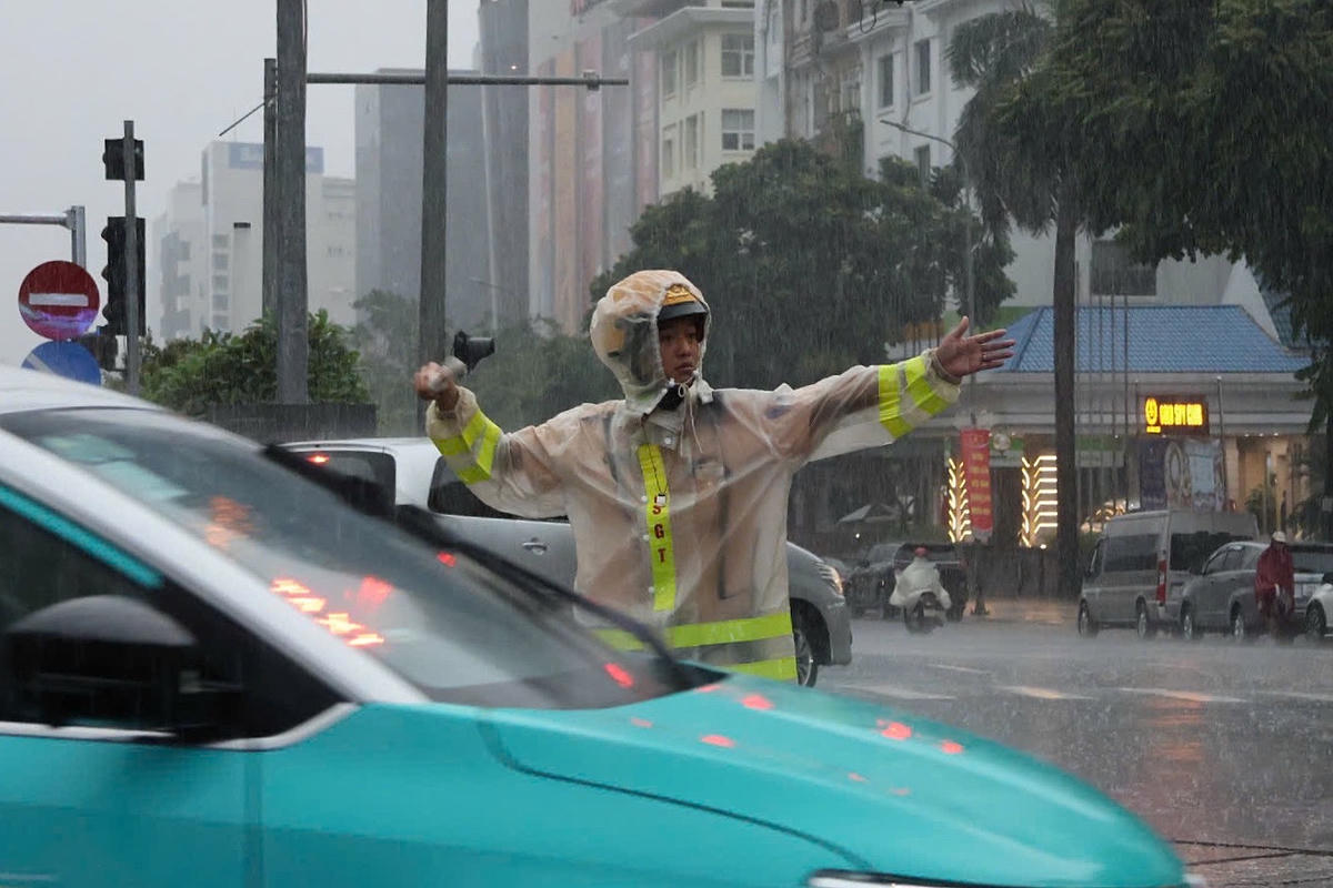 Lực lượng CSGT phân luồng giao thông.