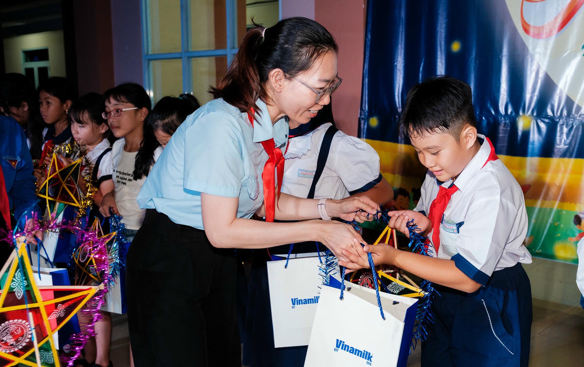 Tại chương trình “Ánh trăng hòa bình” ở xã Kim Long (thành phố Hồ Chí Minh), những món quà dinh dưỡng của Vinamilk được trao đến các em nhỏ với rất nhiều yêu thương.