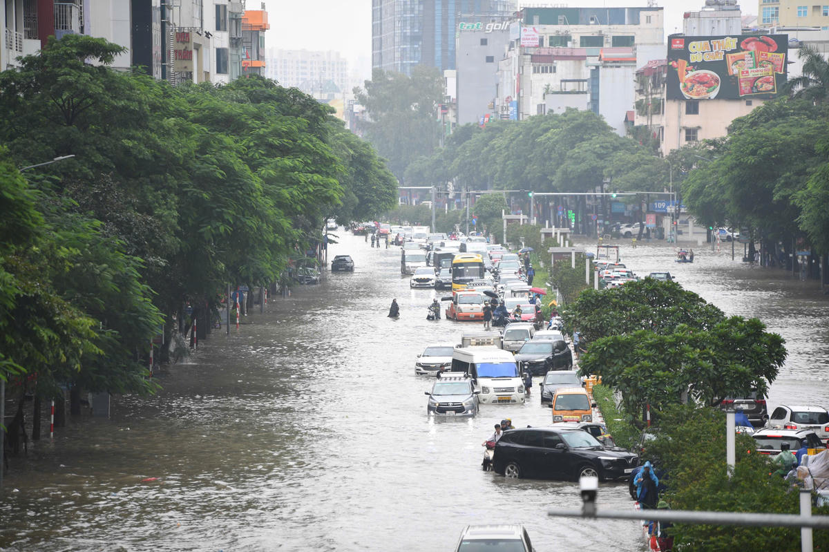 Ngập trên đường Trần Duy Hưng.