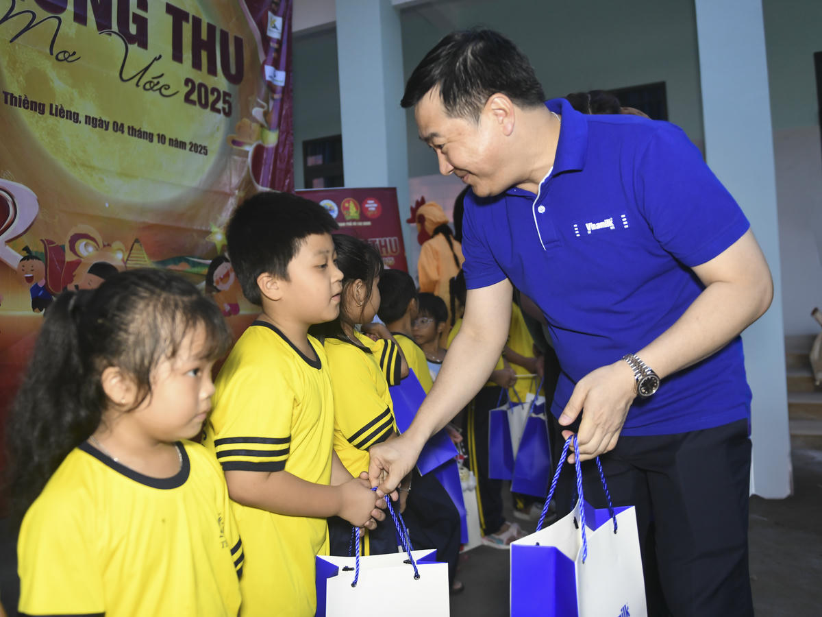 Các em đón nhận những món quà dinh dưỡng tốt lành từ Vinamilk trong mùa trăng.