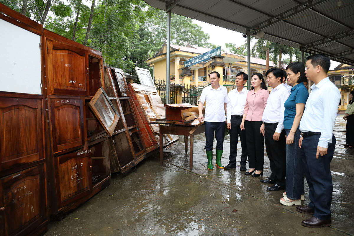 Nhiều thiết bị, đồ dùng của nhà trường bị ảnh hưởng do lũ lụt, ảnh hưởng đến việc dạy và học.&nbsp;Ảnh: Xuân Trường.&nbsp;