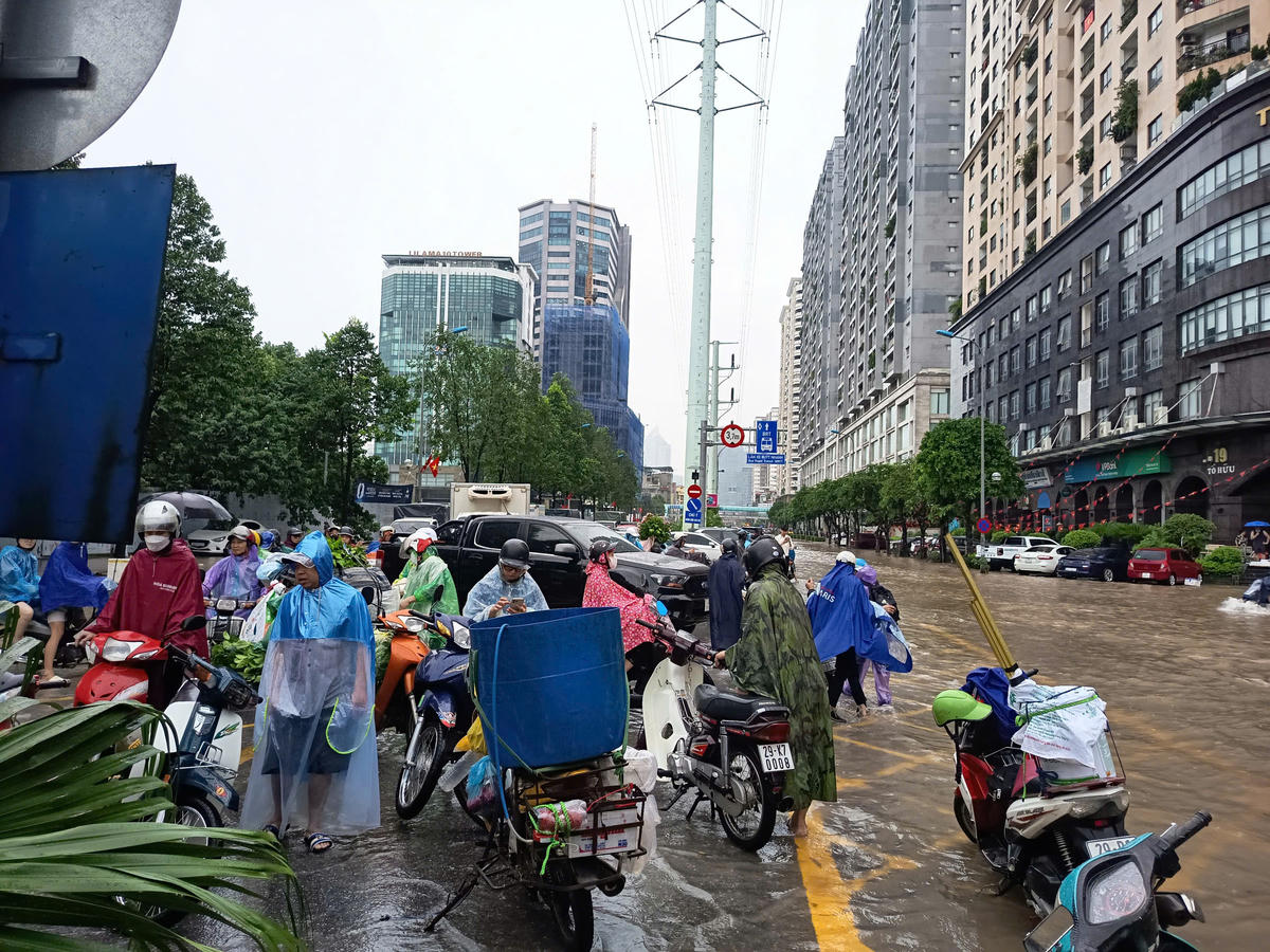 Nhiều phương tiện bị chết máy, phải dừng lại để xem xét tình hình di chuyển.