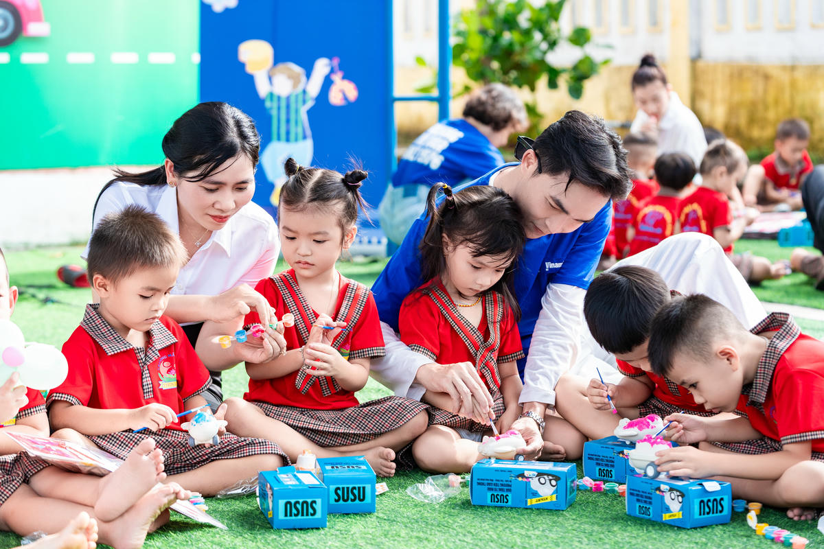 Sân trường rộn rã tiếng cười, những trò chơi sôi động, những bàn tay bé xíu khéo léo tô màu, vẽ nên bức tranh thơ trẻ, tô nên những ước mơ.