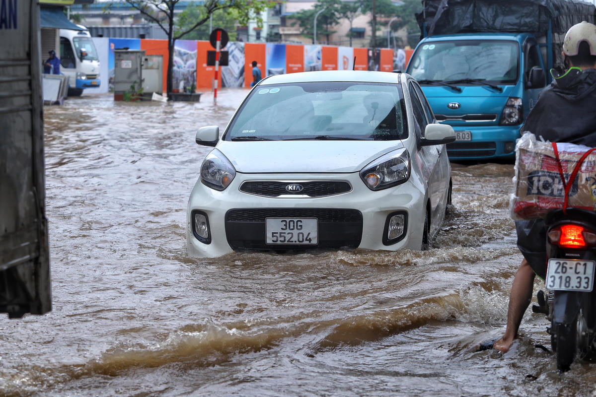 Xe ô tô nối đuôi nhau di chuyển.