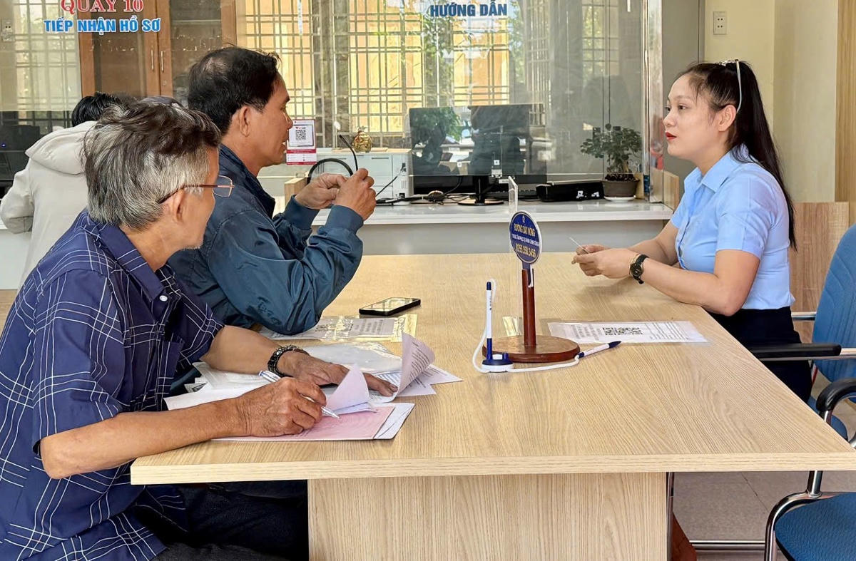 Cán bộ Quảng Ngãi hướng dẫn người dân giải quyết khó khăn, vướng mắc trong lĩnh vực Nông nghiệp và Môi trường. Ảnh: CV.