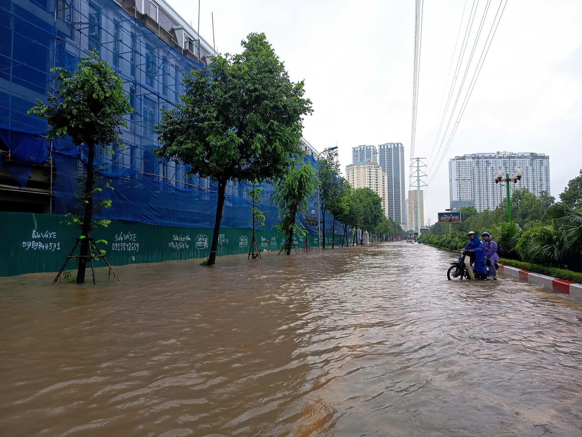 Người dân phải quay đầu khi đi tới khu vực nước ngập sâu trên đường Tố Hữu..&nbsp;