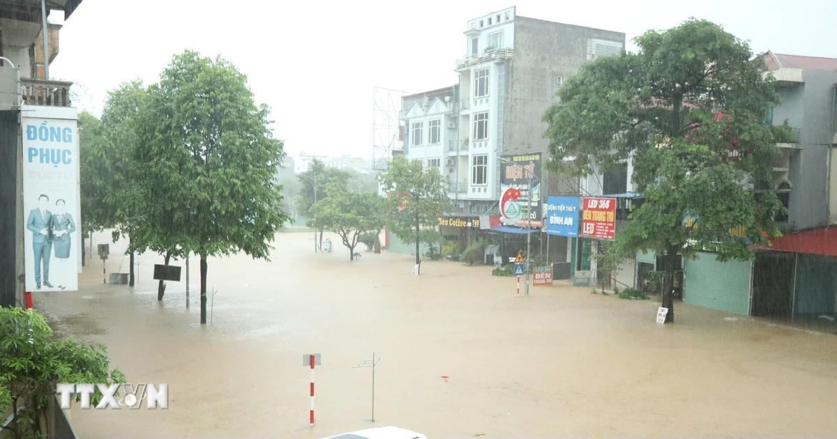 Nước lũ dâng cao làm vỡ đê bối sông Cầu tại tổ 33, phường Phan Đình Phùng, tỉnh Thái Nguyên. (Ảnh: Thảo Nguyên/TTXVN)