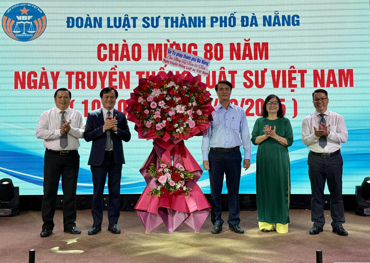 Ông Châu Thanh Việt, Phó Giám đốc Sở Tư pháp chúc mừng Đoàn Luật sư. Ảnh: Nguyễn Tú
