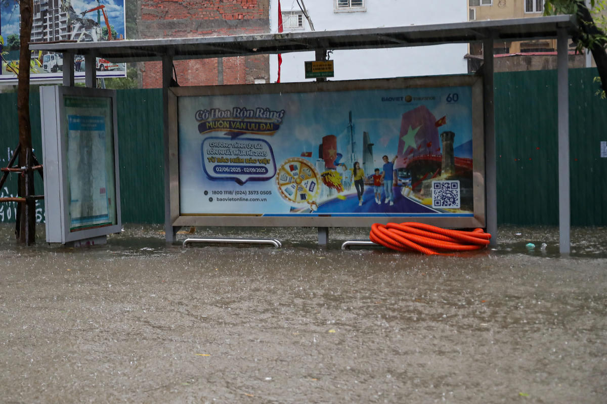 Tại khu vực nhà chờ xe buýt, nước dâng cao gần đến khu vực ghế ngồi.