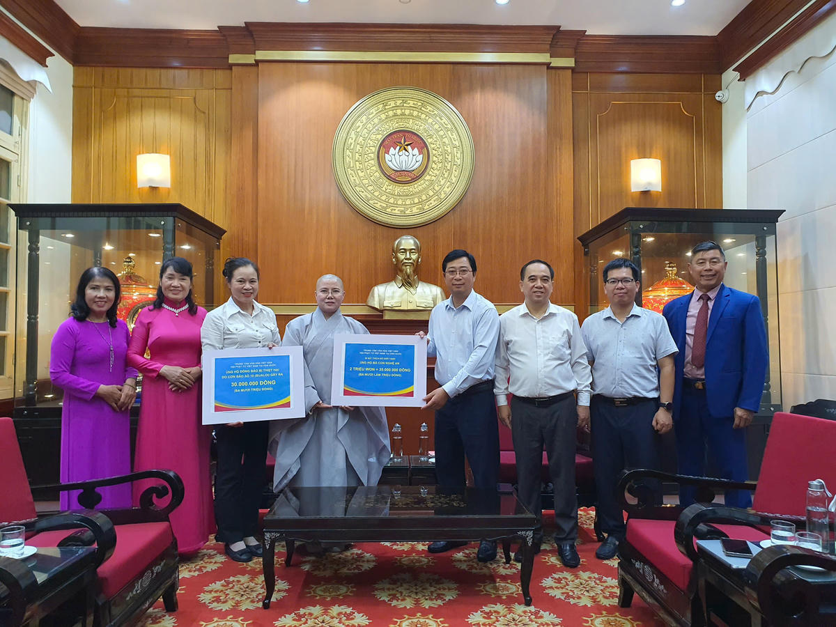 Ni sư Thích Nữ Giới Tánh, Chủ tịch Hội Phật tử Việt Nam tại Hàn Quốc, Giám đốc Trung tâm Văn hóa Phật giáo Việt Nam tại Hàn Quốc trao kinh phí ủng hộ tới UBTƯ MTTQ Việt Nam. Ảnh: Thế Quảng.