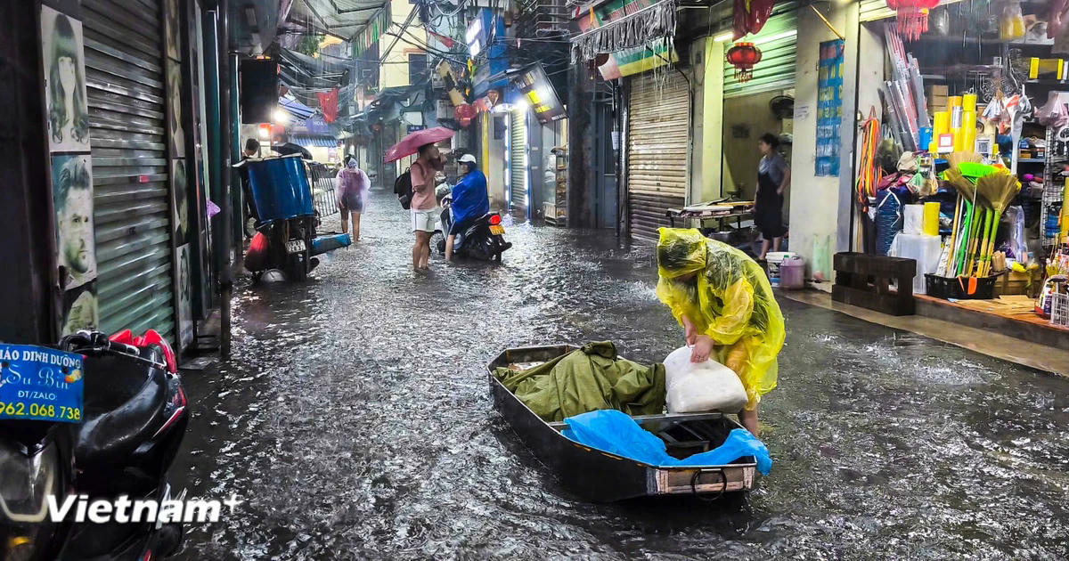 Người dân phải giao bún bằng thuyền. (Ảnh: Hoài Nam/Vietnam+)