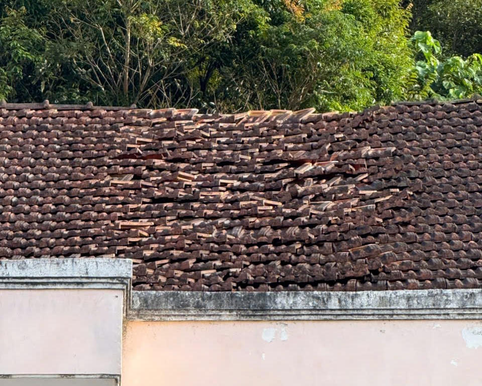 Sau trận động đất 4,9 độ Richter, một số trường học ở xã Măng Bút bị hư hỏng. Ảnh: CV.