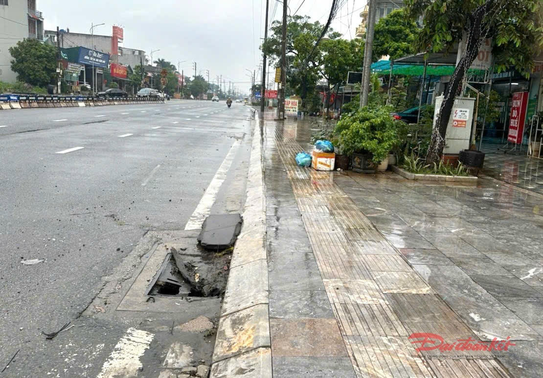 Tại ngã ba đường tránh khu Kim Thành, phường Mạo Khê,
nhiều nắp hố ga bị gãy chưa được thay thế, hố ga dùng hạ ngầm cáp điện không được che chắn. Ảnh chụp ngày 6/10.