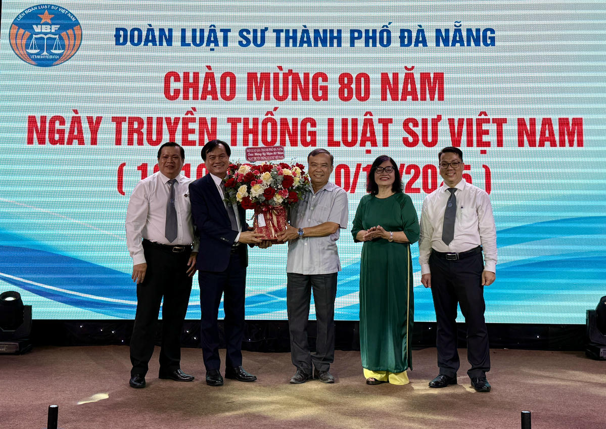 Luật gia Nguyễn Bá Sơn (thứ 3 từ phải sang), Chủ tịch Hội Luật gia TP Đà Nẵng tặng hoa chúc mừng. Ảnh: Nguyễn Tú.