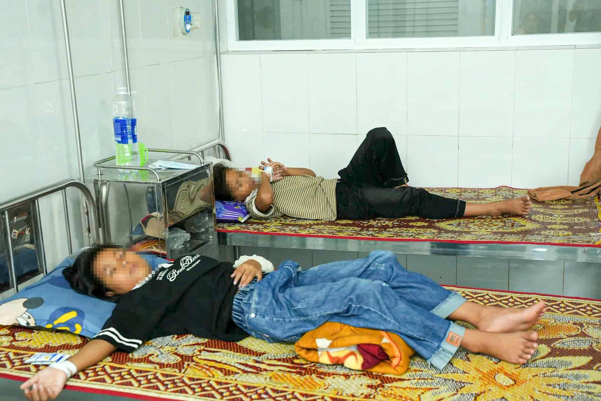 Sau bữa sáng, 40 học sinh của Trường Phổ thông Dân tộc nội trú Tiểu học Kim Thủy xuất hiện triệu chứng nôn ói, đau bụng và phải nhập viện điều trị.