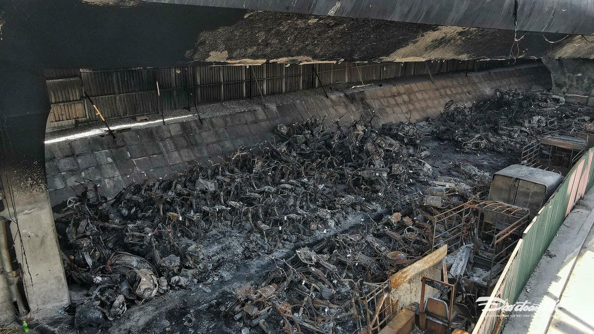 Hiện trường vụ cháy 500 xe máy dưới chân cầu Vĩnh Tuy. Ảnh: LK.&nbsp;