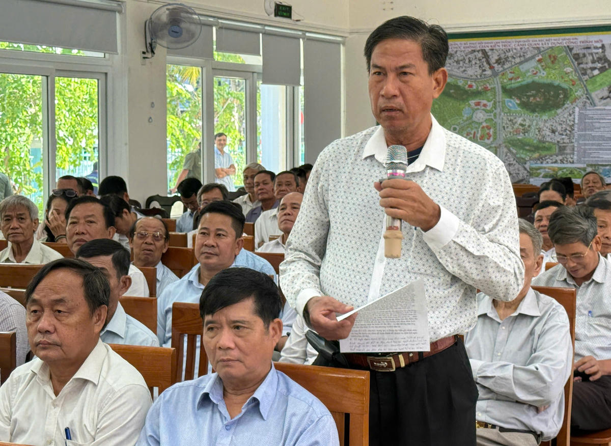 Cử tri Lê Vinh Thành phát biểu 6 vấn đề kiến nghị. Ảnh: Nguyễn Tú.