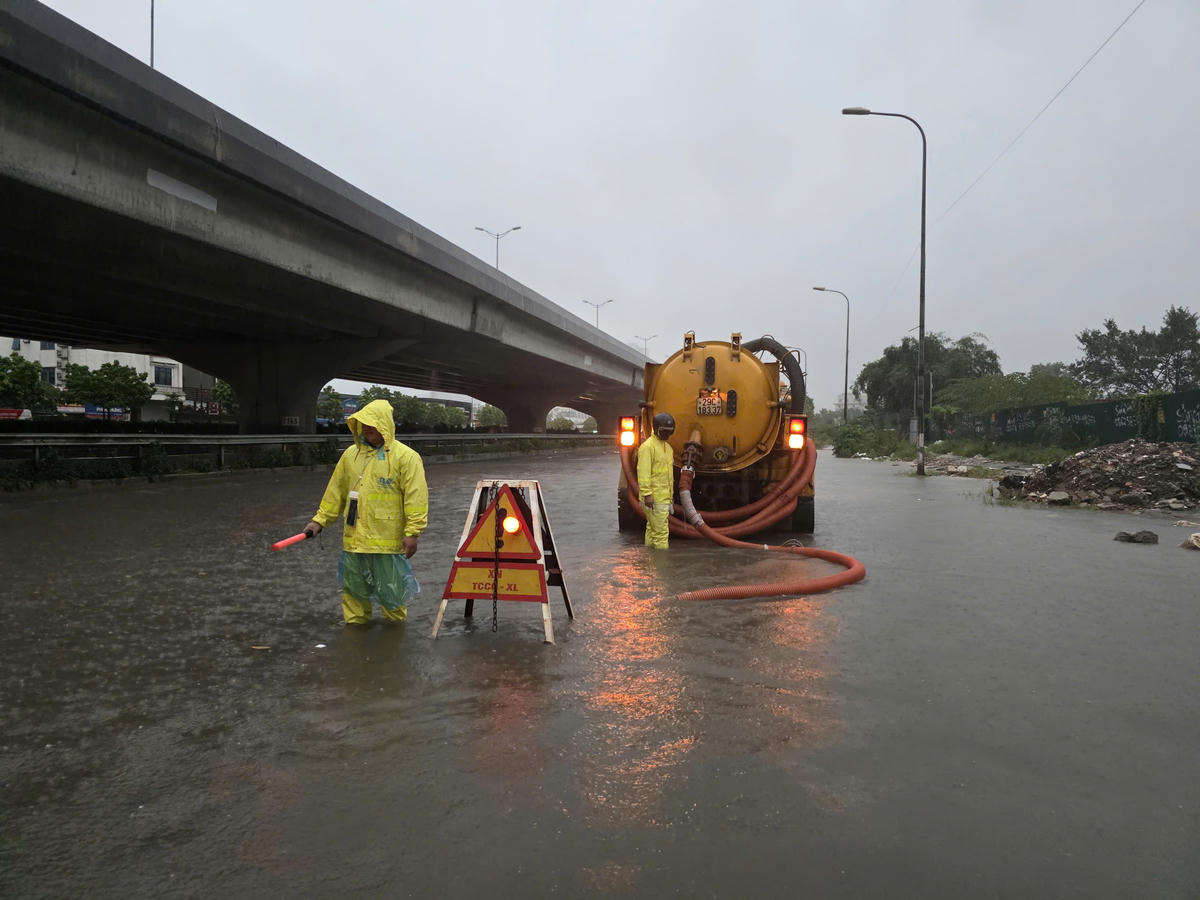 Phó Giám đốc Sở Xây dựng Nguyễn Thế Công cho biết, toàn ngành xây dựng Thủ đô tiếp tục theo dõi sát diễn biến mưa, cập nhật liên tục tình hình thoát nước, chủ động tham mưu UBND thành phố chỉ đạo các biện pháp cần thiết, không để xảy ra ngập sâu, ngập kéo dài ảnh hưởng đến đời sống, sinh hoạt và giao thông đô thị.