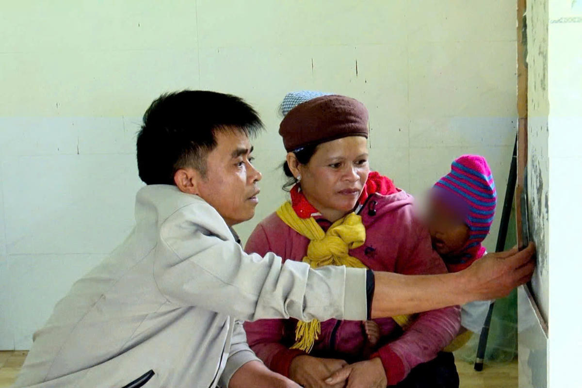 Cán bộ xã Măng Đen đến nhà dân kiểm tra tình hình động đất. Ảnh: CV.