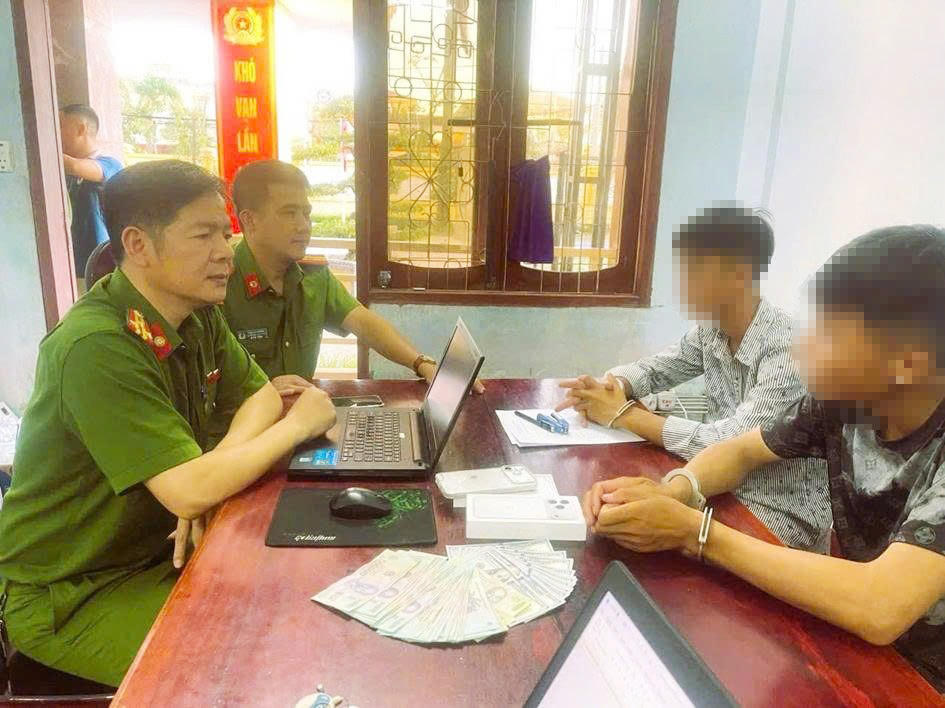 Công an xã Tiên Điền cùng cán bộ điều tra trực tiếp đấu tranh với các đối tượng gây án và tang vật thu giữ. Ảnh: CAHT