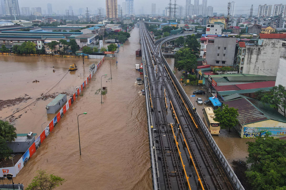 Theo ghi nhận của PV Báo Đại đoàn kết, do ảnh hưởng bởi hoàn lưu cơn bão số 11 (Matmo) Hà Nội xảy ra mưa lớn, nhiều tuyến đường của Hà Nội bị ngập úng. 