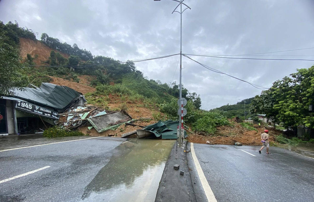 Lượng lớn đất đá tràn chắn ngang Quốc lộ 70 khiến giao thông bị ách tắc. Ảnh: laocai.gov.vn