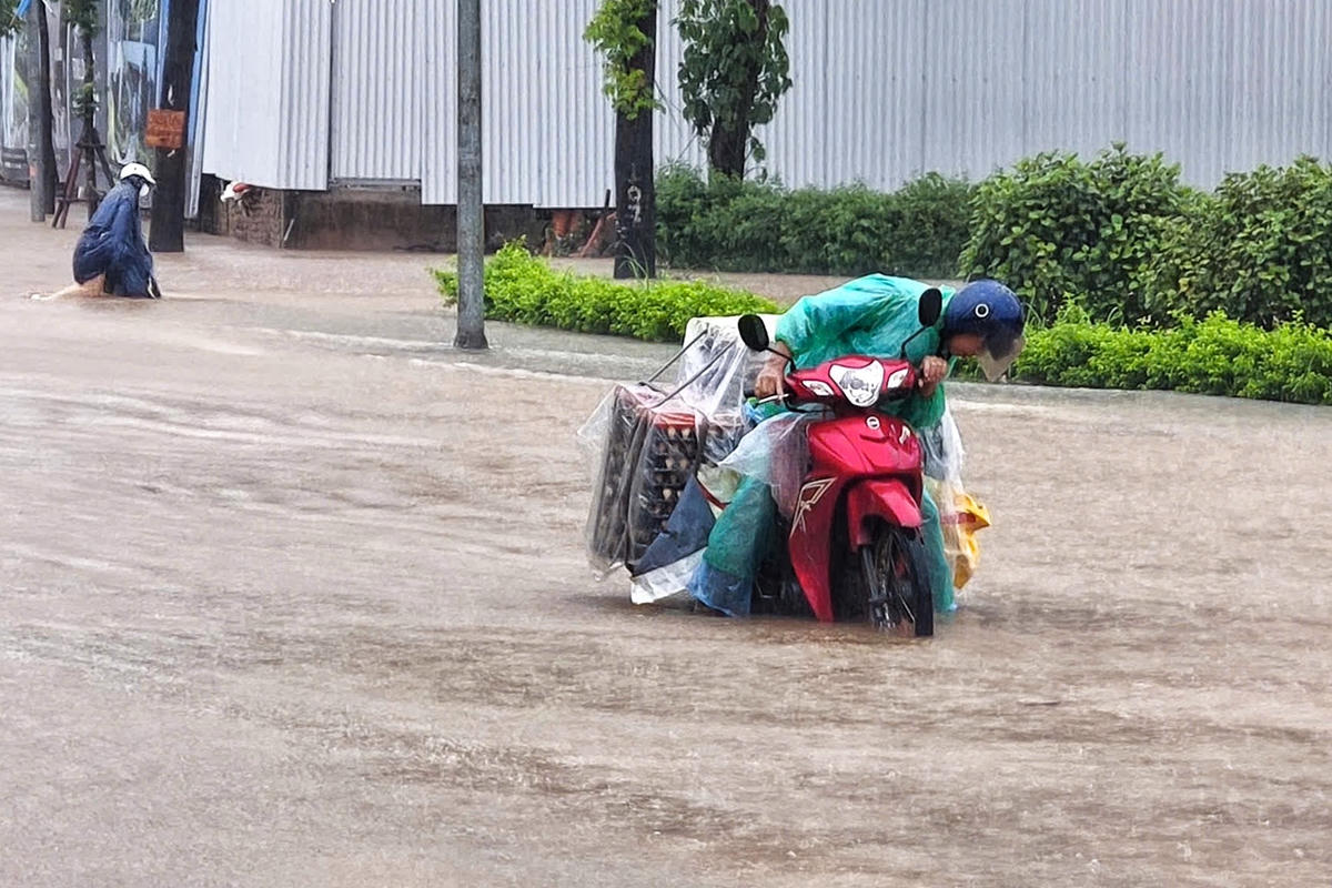 Trung tâm Quản lý hạ tầng kỹ thuật Hà Nội cho biết, hiện mực nước trên các sông, hồ điều hòa vẫn ở ngưỡng cao, như sông Tô Lịch (5,77m), sông Nhuệ (5,43m), hồ Tây (6,0m), tiềm ẩn nguy cơ tái ngập nếu tiếp tục mưa lớn. Do đó, các đơn vị duy trì thông dòng chảy, thanh thải miệng thu, vận hành cửa phai, hồ điều hòa nhằm giảm áp lực cho hệ thống thoát nước đô thị.