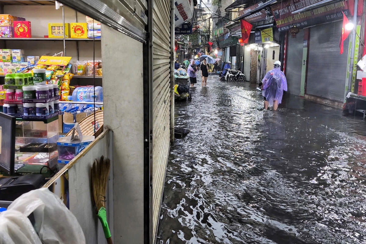 Tại khu vực chợ Phú Đô nước bắt đầu dâng cao.