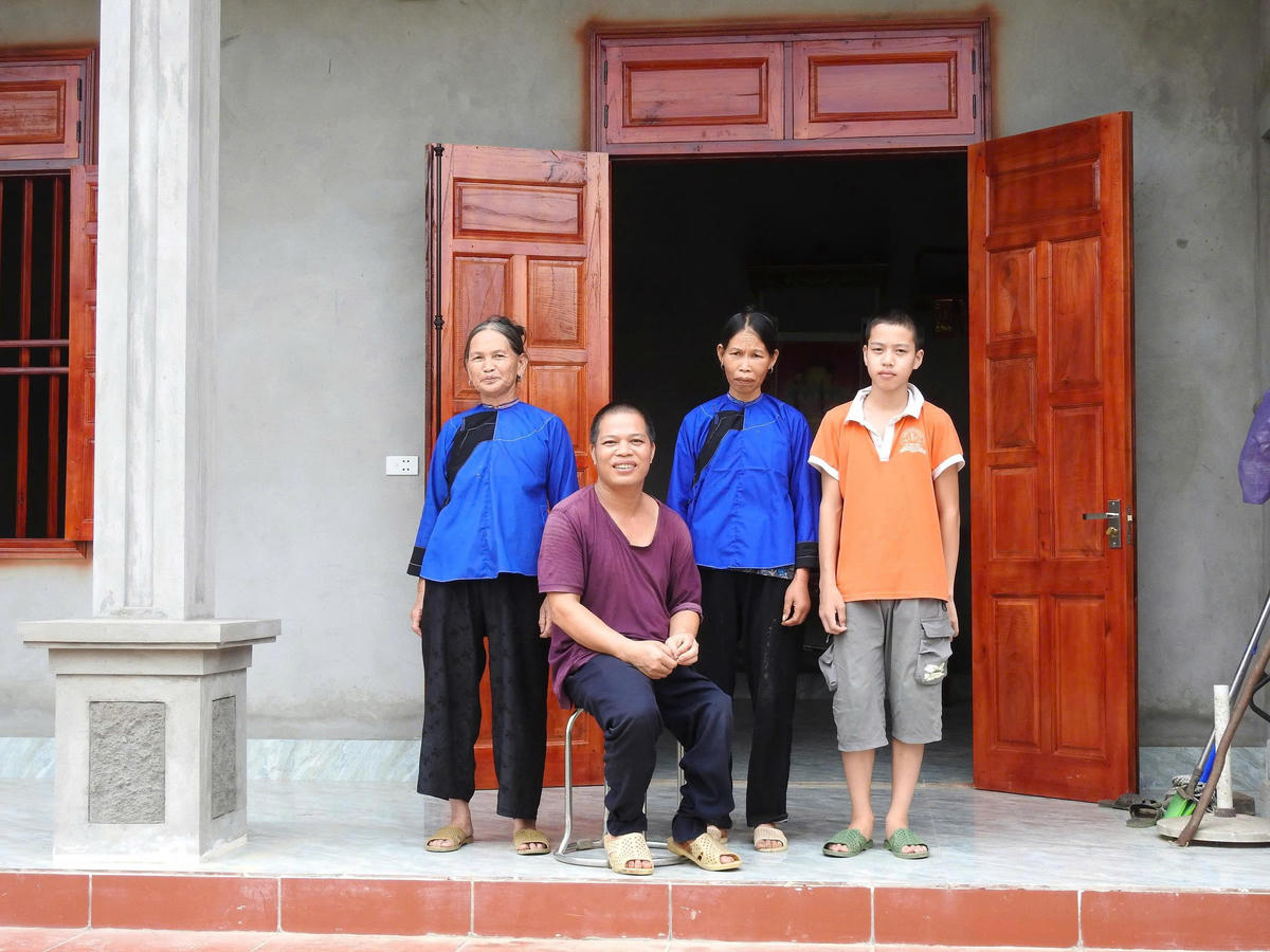 Niềm vui của một hộ nghèo ở tỉnh Lạng Sơn khi được đón nhận căn nhà mới khang trang, vững chãi.