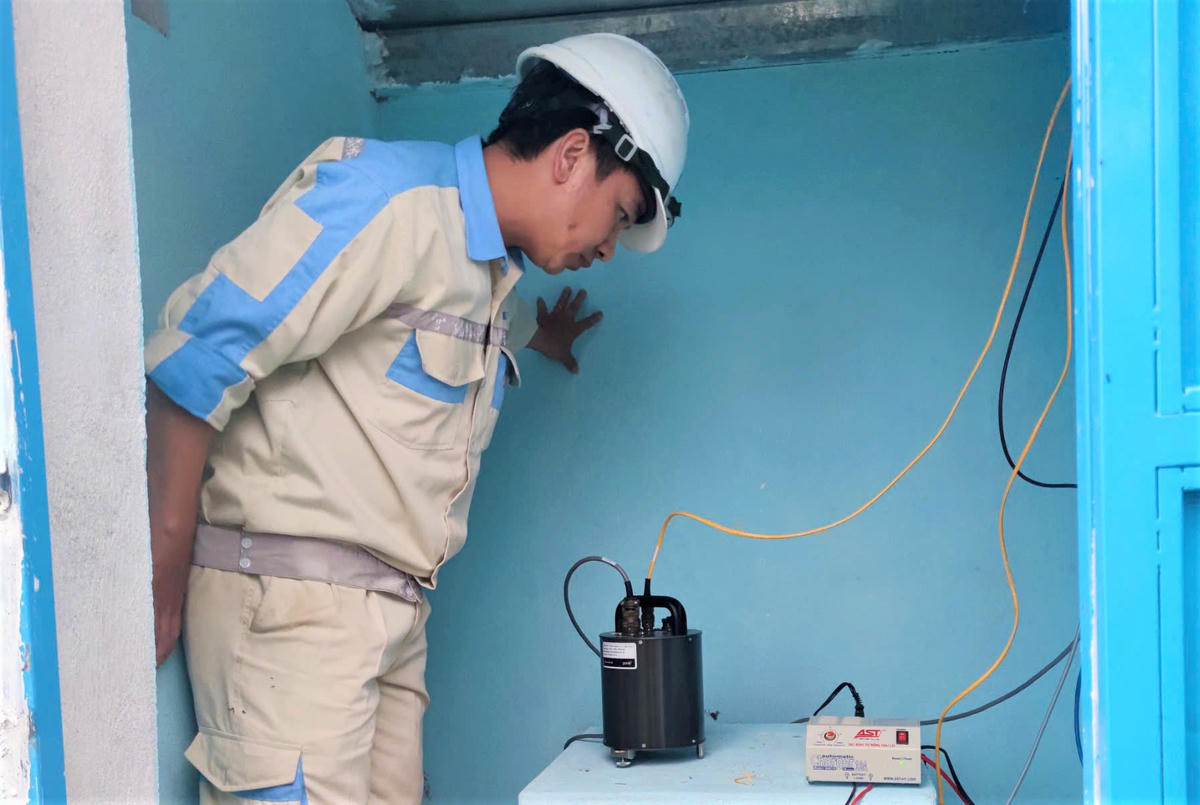 Trạm quan trắc theo dõi động đất được lắp đặt tại các vùng thường xuyên xảy ra động đất ở Quảng Ngãi. Ảnh: CV.