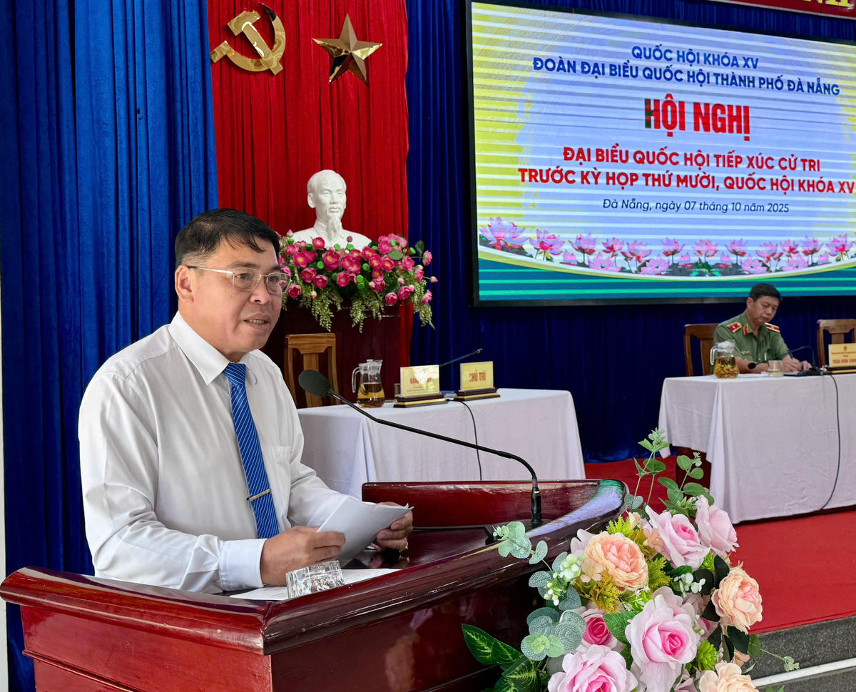 Ông Đặng Văn Kỳ, Chủ tịch Ủy ban Mặt trận Tổ quốc Việt Nam phường Ngũ Hành Sơn điều hành hội nghị. Ảnh: Nguyễn Tú.