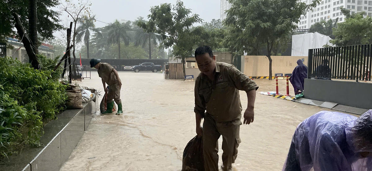 Thực hiện nhiều biện pháp để ngăn nước ngập tại khu vực Ngoại giao đoàn Xuân Tảo (phường Xuân Đỉnh). Ảnh: CK.