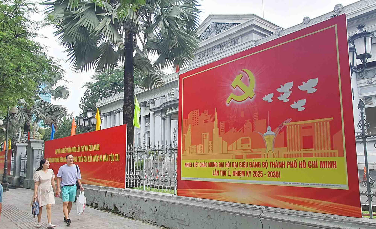 Triển lãm tranh cổ động "TPHCM vững bước dưới cờ Đảng quang vinh” nhằm chào mừng Đại hội Đại biểu Đảng bộ thành phố lần thứ I, nhiệm kỳ 2025 - 2030. Ảnh: Lê Toàn.