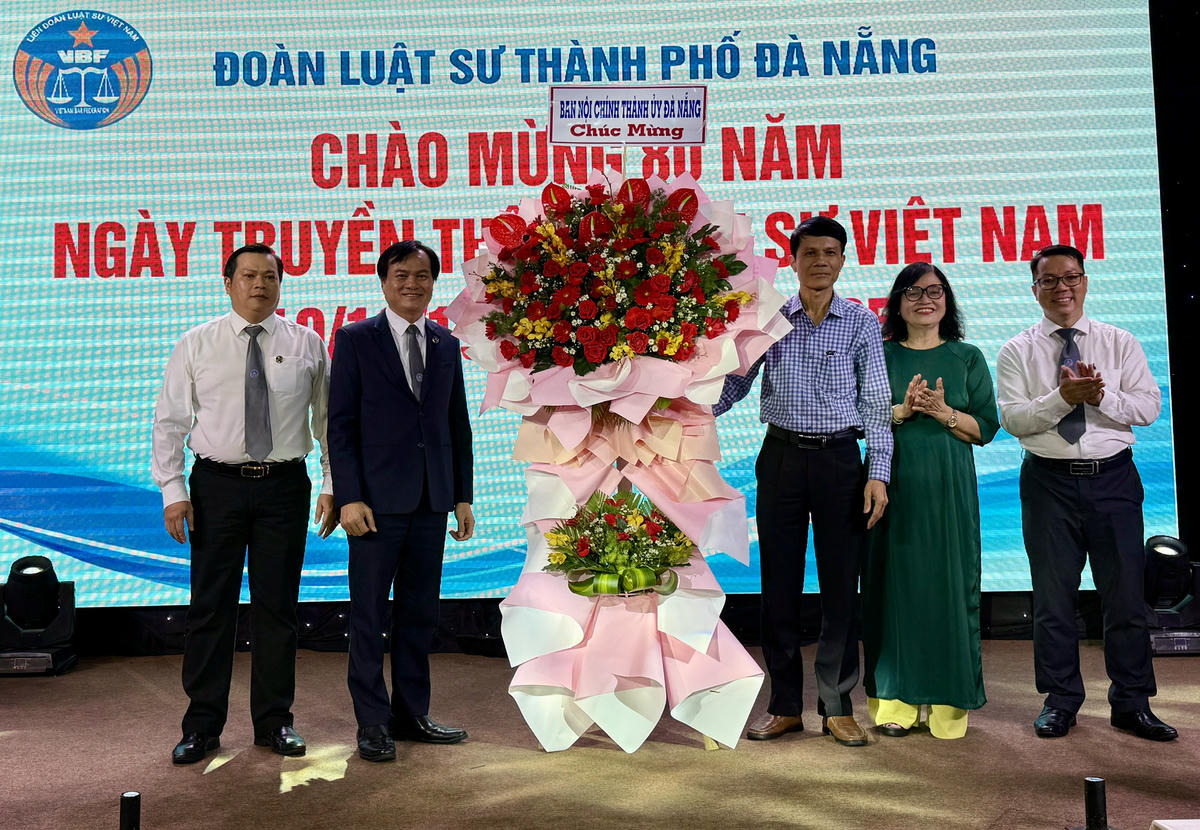 Ông Phan Thanh Long (thứ 3 từ phải sang), Phó Trưởng Ban Nội chính Thành ủy chúc mừng lễ kỷ niệm. Ảnh: Nguyễn Tú.