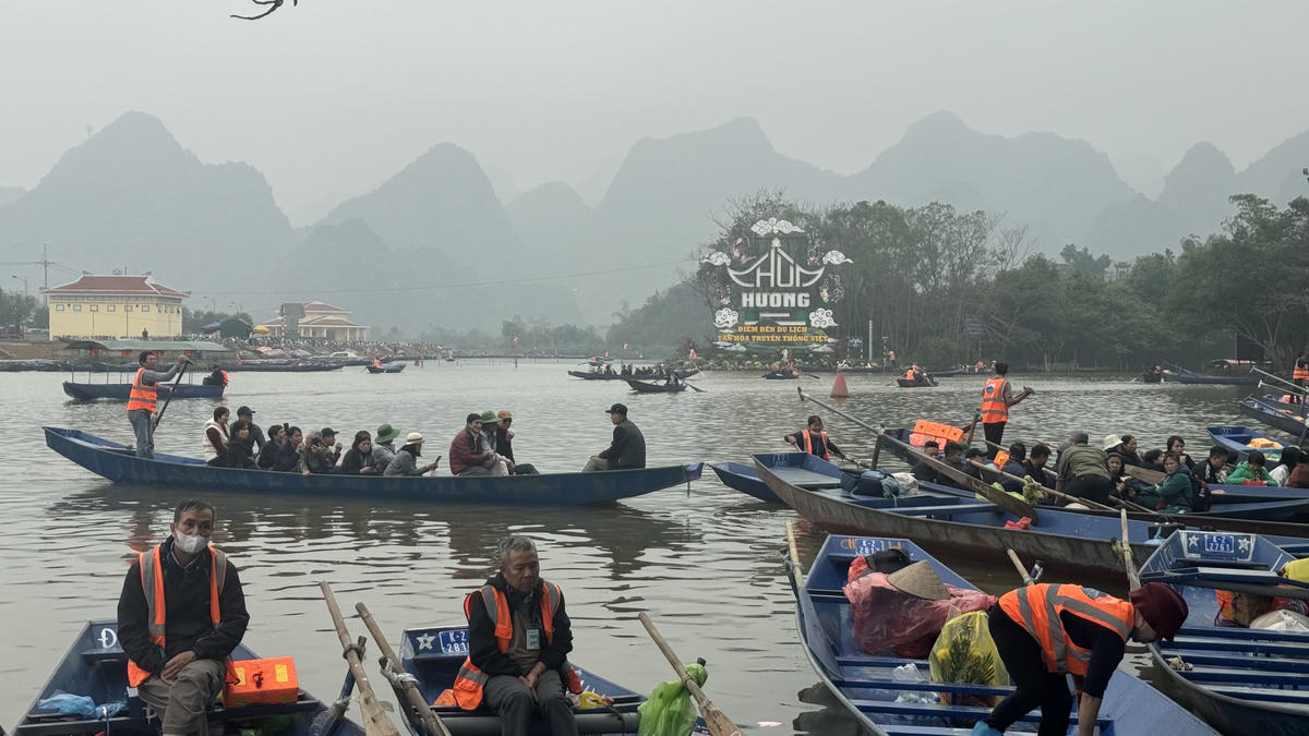 Lễ hội Chùa Hương (Hà Nội). Ảnh: Thư Hoàng