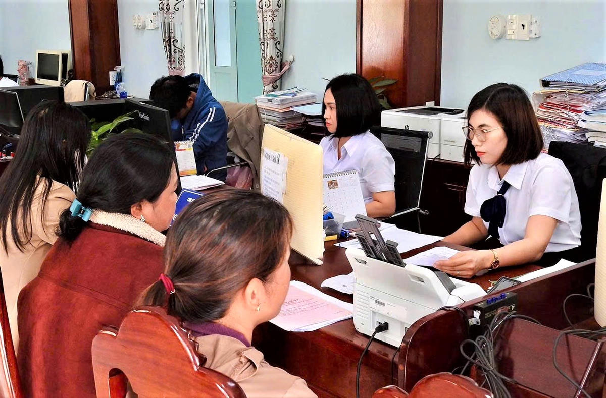 Người dân làm thủ tục hành chính tại Trung tâm phục vụ hành chính công xã biên giới Bờ Y, tỉnh Quảng Ngãi. Ảnh: CV.